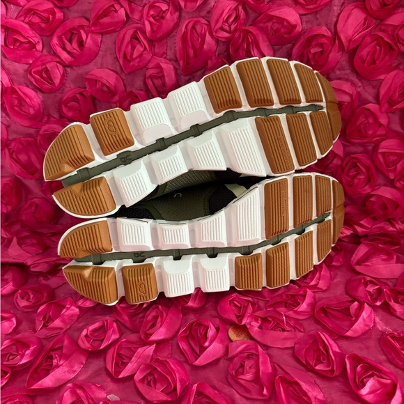 On cloud running women - Picture 7 of 8